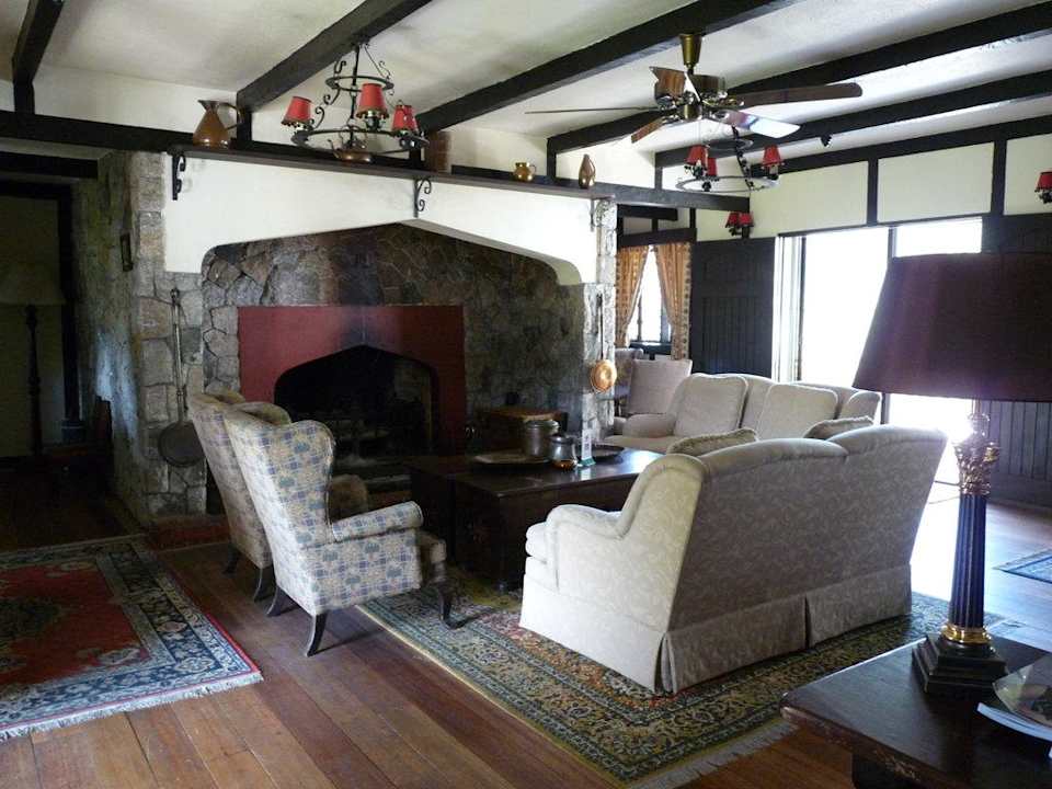 Gemütlicher Aufenthaltsraum mit offenem Kamin Hotel The Lakehouse