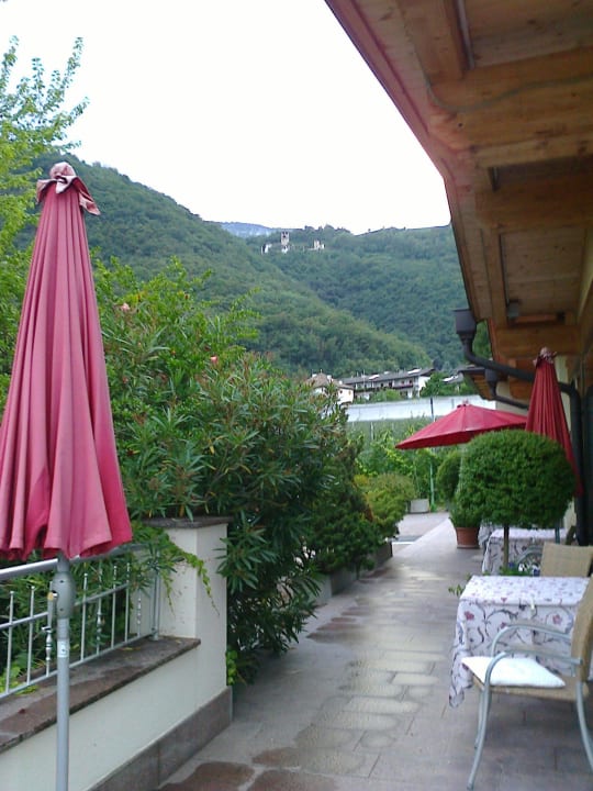 Blick zu Burg Gardenhotel Wilma