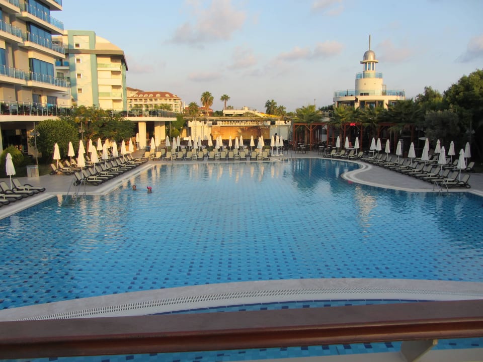 Blick über die Poolanlage zur Bühne Commodore Elite Suites & Spa - Adults only