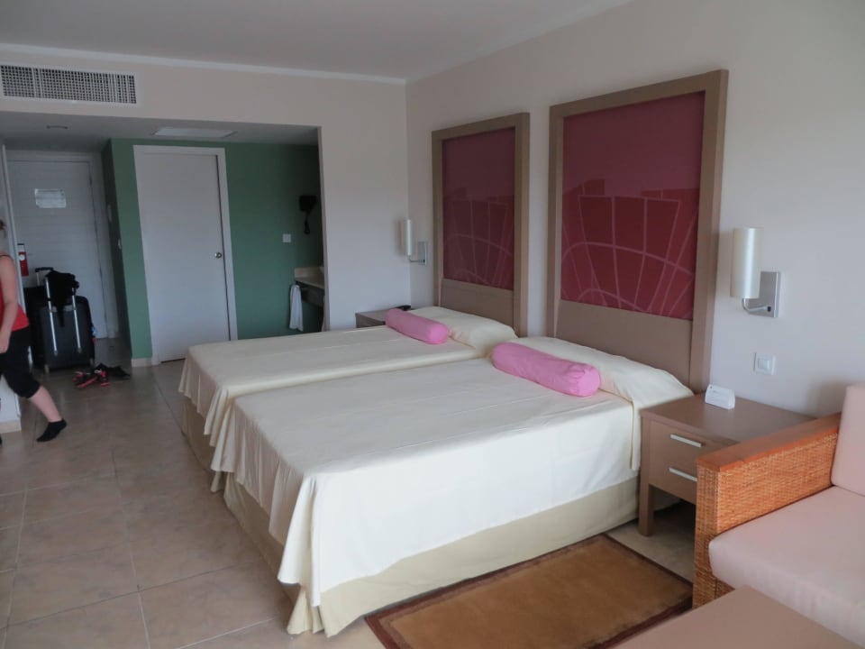 Better / im Hintergrund Lavabo Melia Jardines del Rey