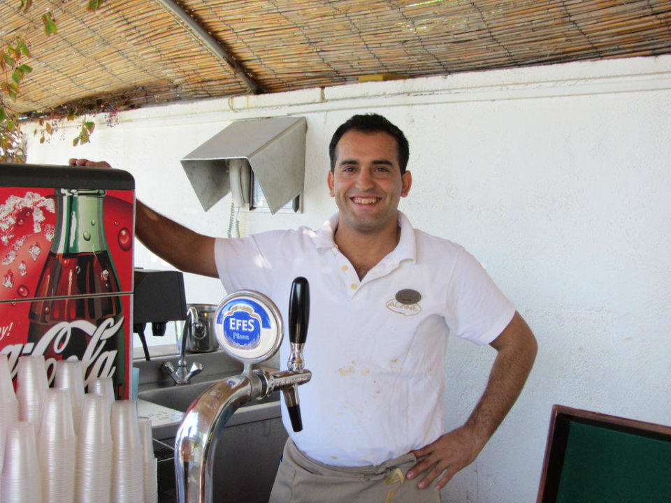 Erhan, Kellner am Strand Alaiye Resort & Spa