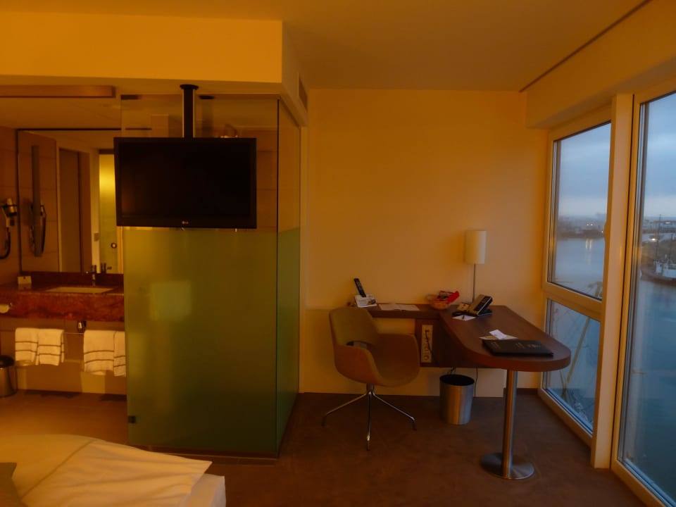 Dusche hinter dem Fernseher Best Western Hotel Bremerhaven