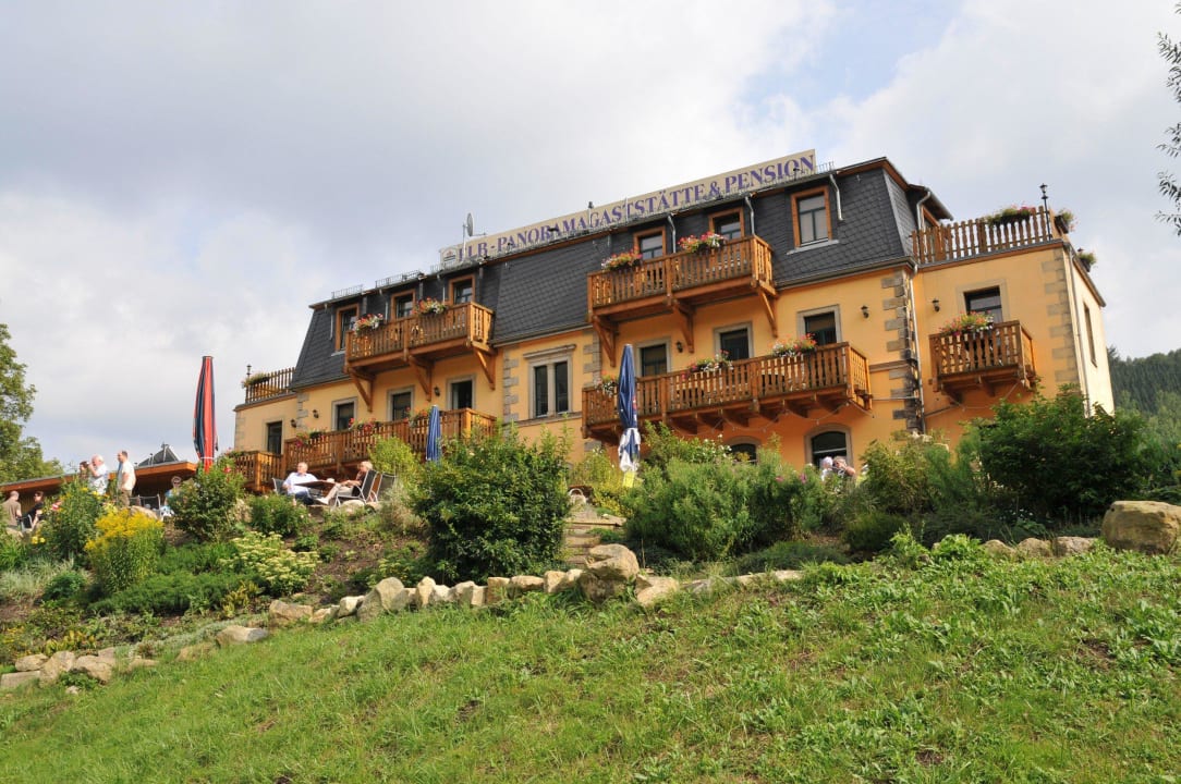 Blick von der Elbe zum Bomätscher Pension Bomätscher