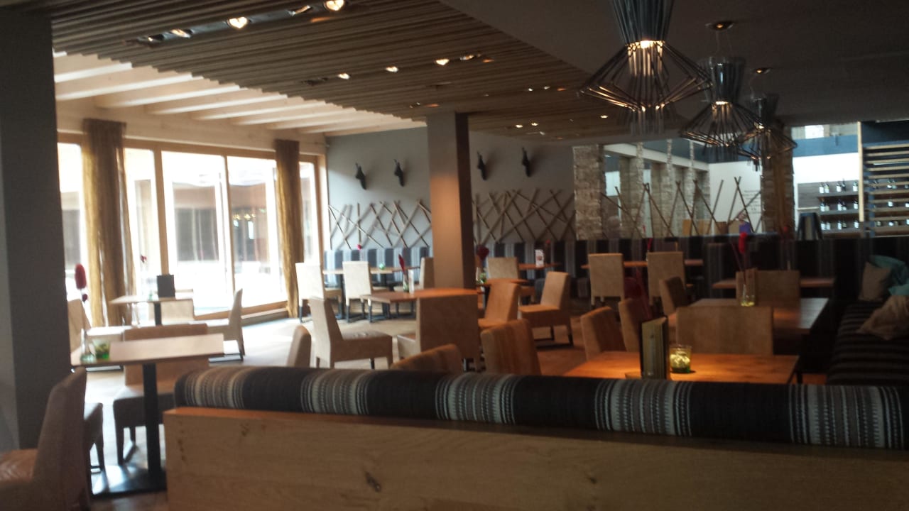 Tische und Sitz Möglichkeit Falkensteiner Hotel Sonnenalpe