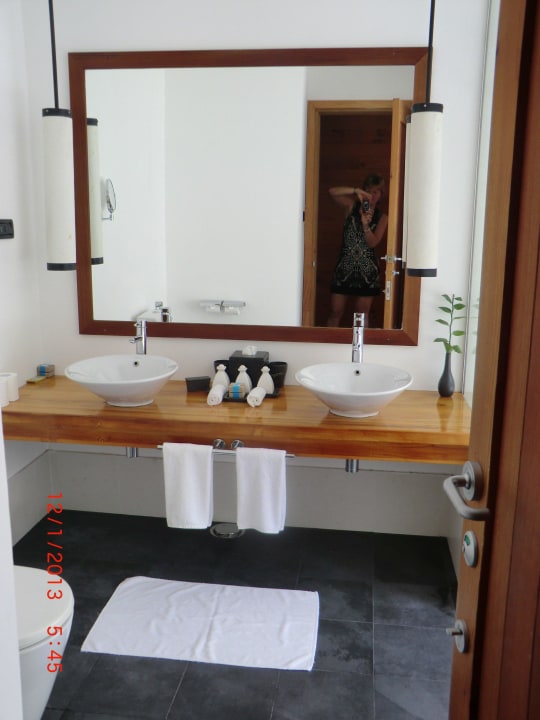 Einblick in das traumhaft große Badezimmer Meeru Maldives Resort Island