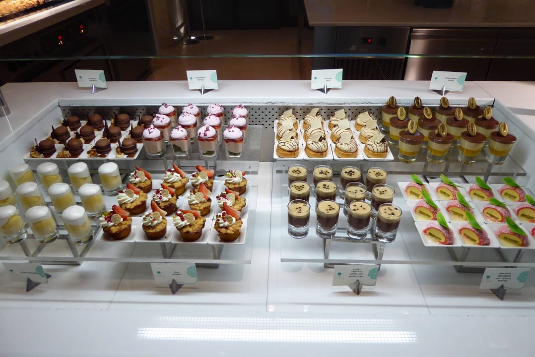 Ausschnitt aus den  ca. 35 m langen Buffet  The St. Regis Saadiyat Island Resort, Abu Dhabi