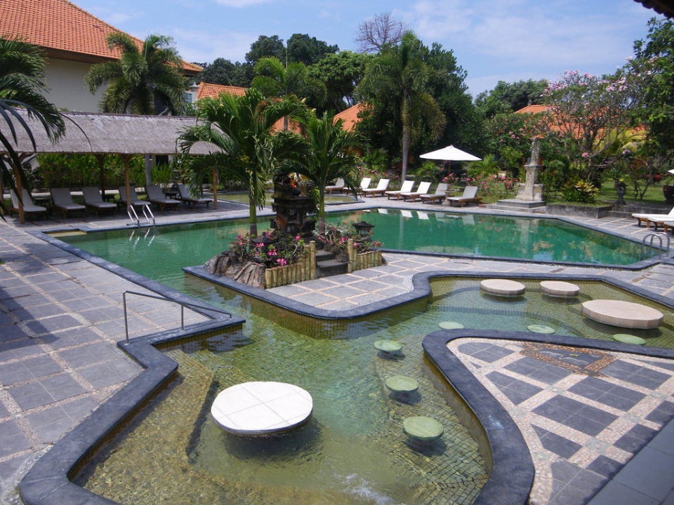 Poolbereich mit Liegen Hotel Inna Sindhu Beach