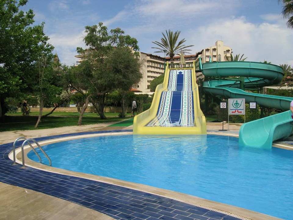 Rutschbahnen gibt es wohl inzwischen überall Bellis Deluxe Hotel