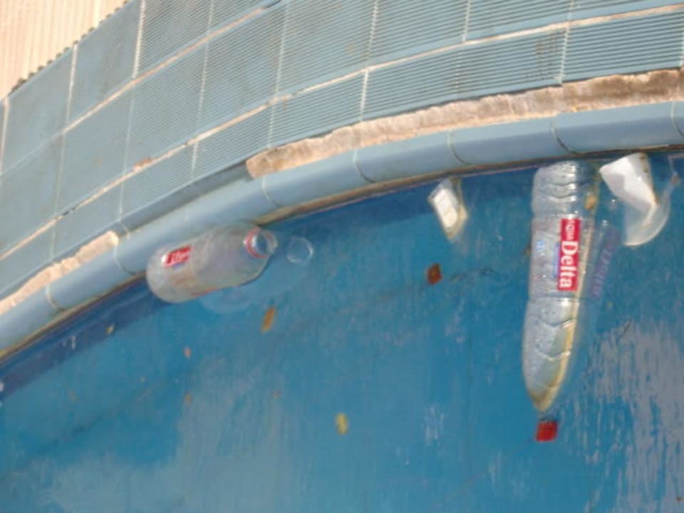 Flaschen im Pool Hotel Nubian Village