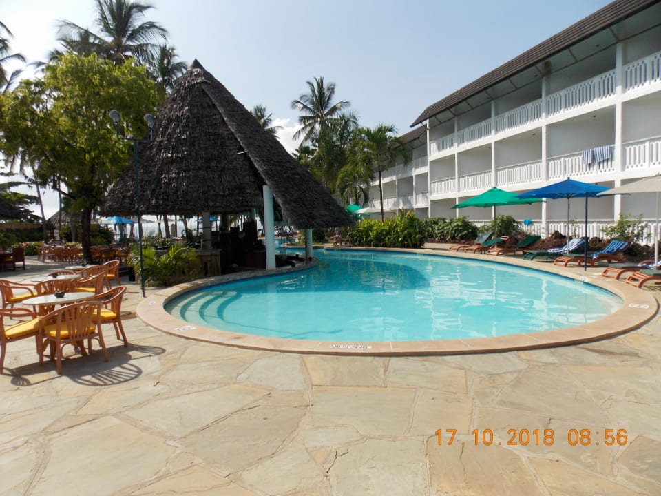 Pool Hotel Traveller's Club