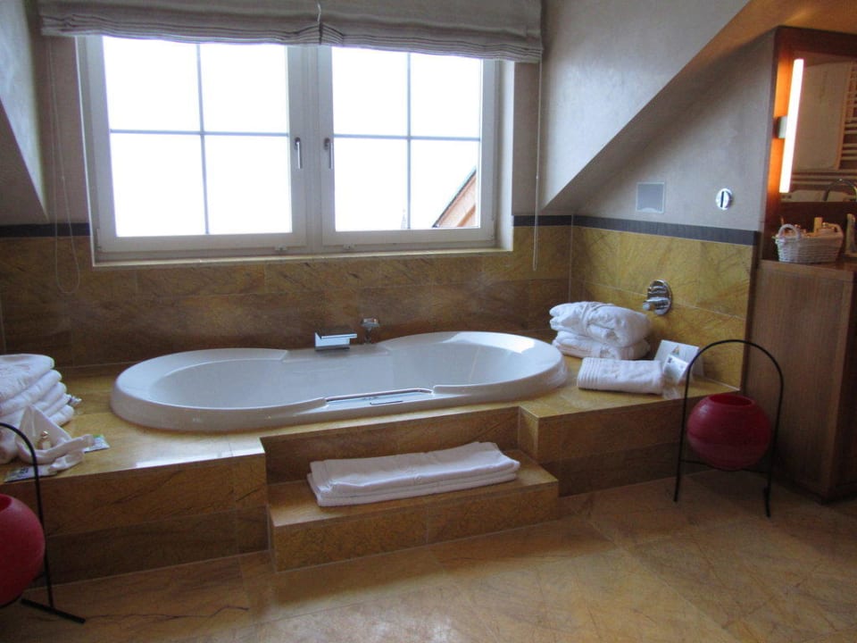 Doppelwhirlwanne Bernstein Suite Wellnesshotel ...liebes Rot-Flüh