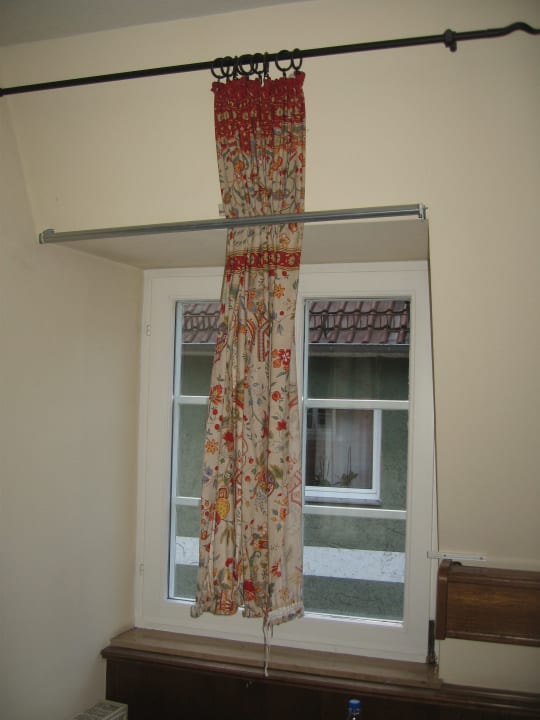 Vorhang ohne richtige Befestigungsmöglichkeit Hotel Römischer Kaiser