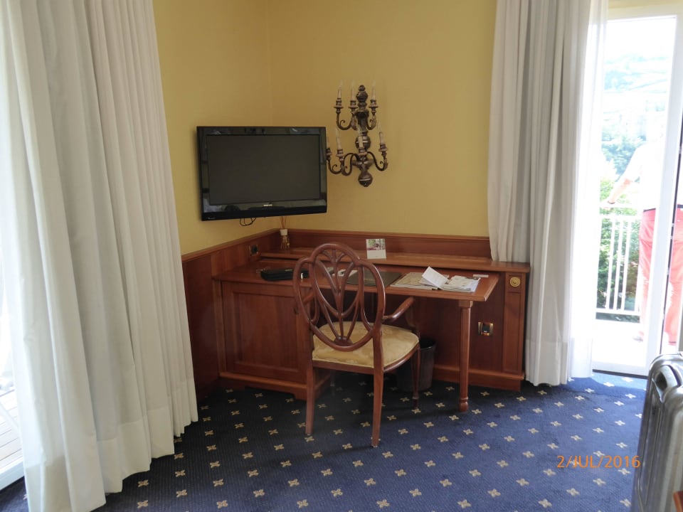 Schreibtisch und Fernseher Hotel Villa Irma