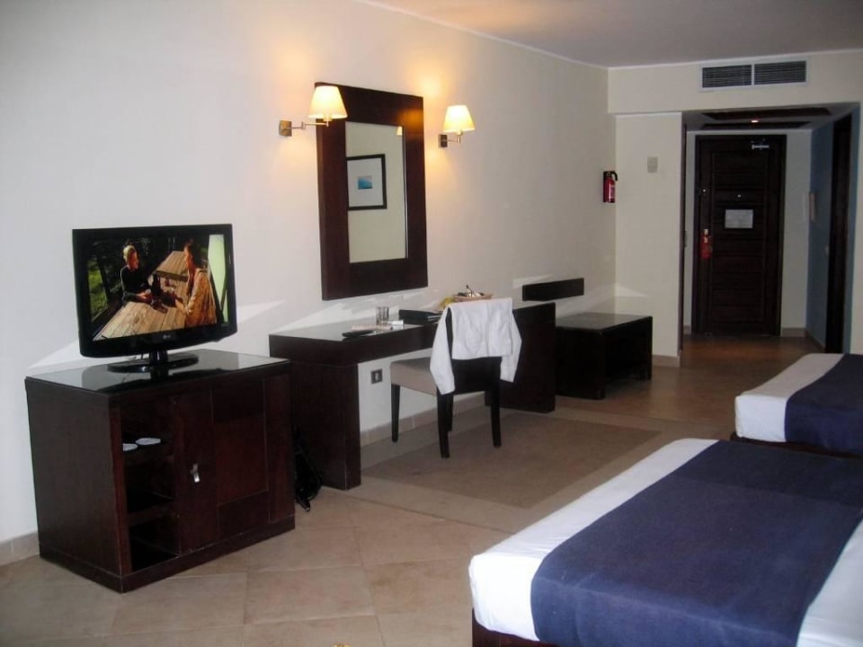 Kühlschrank,TV,Schreibtisch Fort Arabesque Resort, Spa & Villas