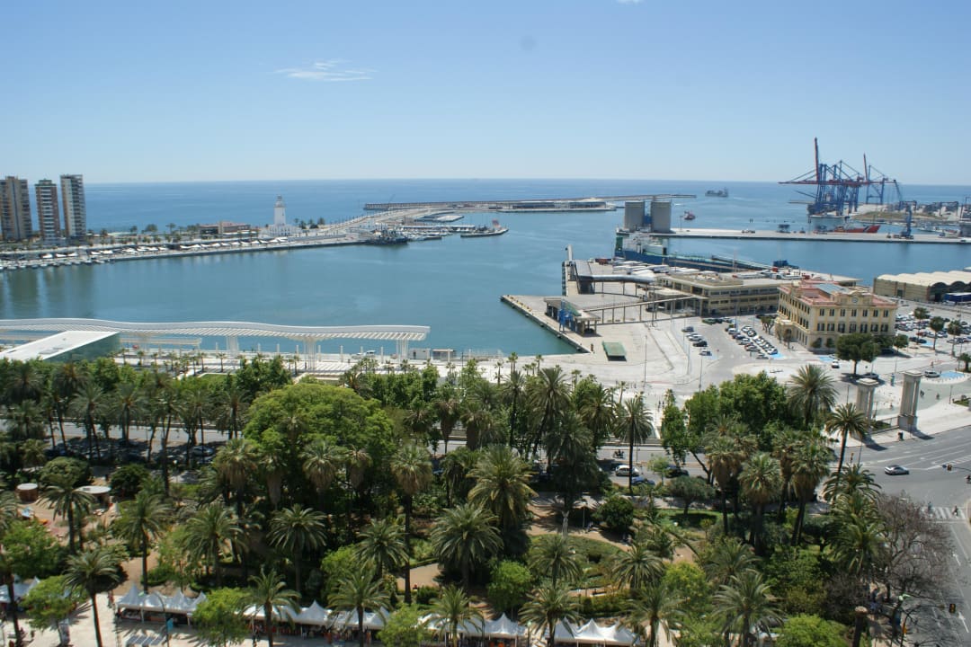 Blick von Dachterrasse auf Hafen Hotel Ac Malaga Palacio