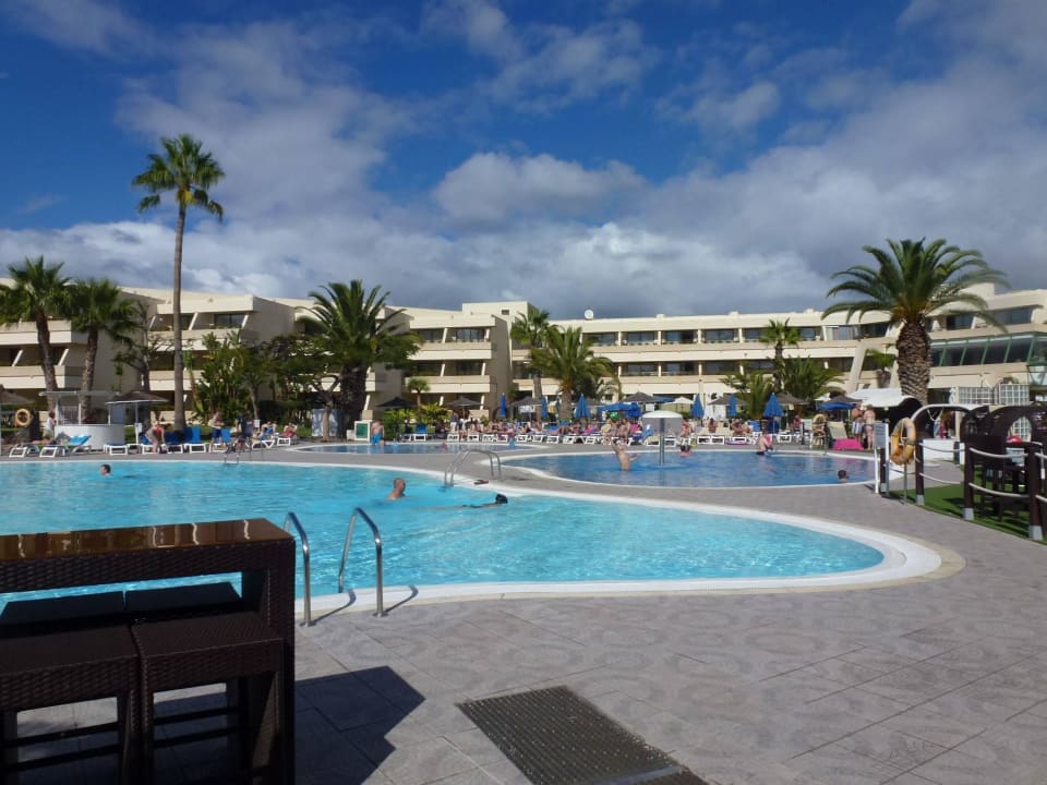 Poolbereich und Hotel Dreams Lanzarote Playa Dorada Resort & Spa