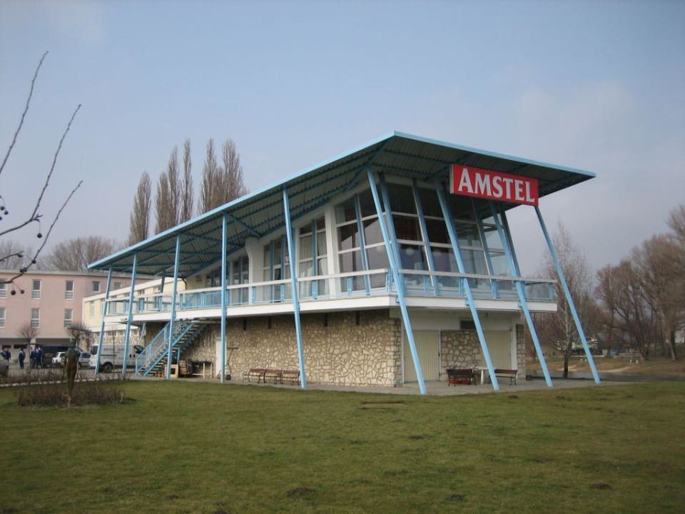 Aussenansicht des Restaurantbereichs Amstel Hattyú  Hotel