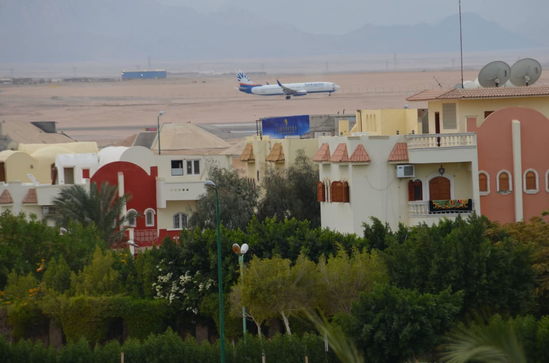 Flughafen zu sehen von Hotel aus  Steigenberger Aqua Magic