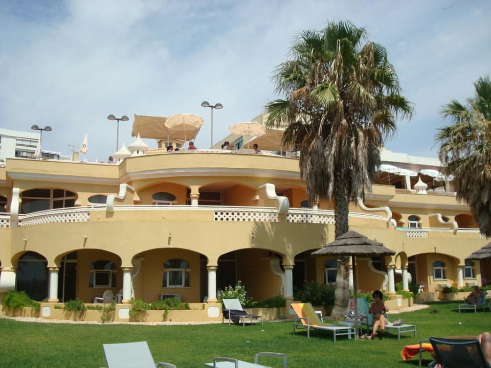 Blick vom Garten aufs Hotel AP Oriental Beach - Adults Friendly