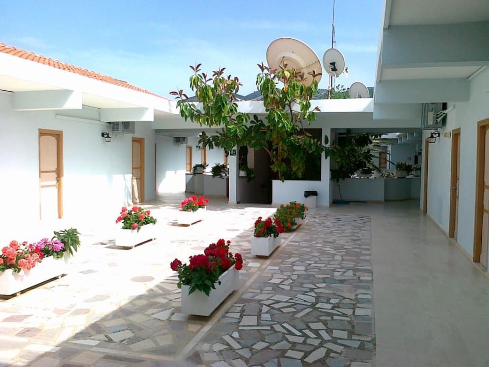 Blick vom Zimmer in den Innenhof Acharavi Beach Hotel