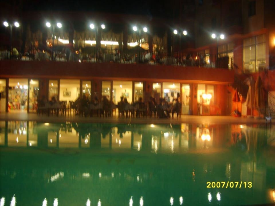 Abends am Pool Royal Atlantis Beach Hotel