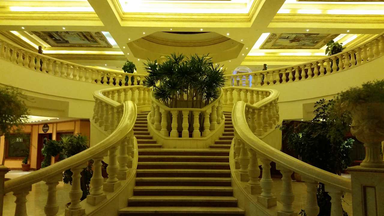 Schöner Treppenaufstieg Hotel Titanic Palace