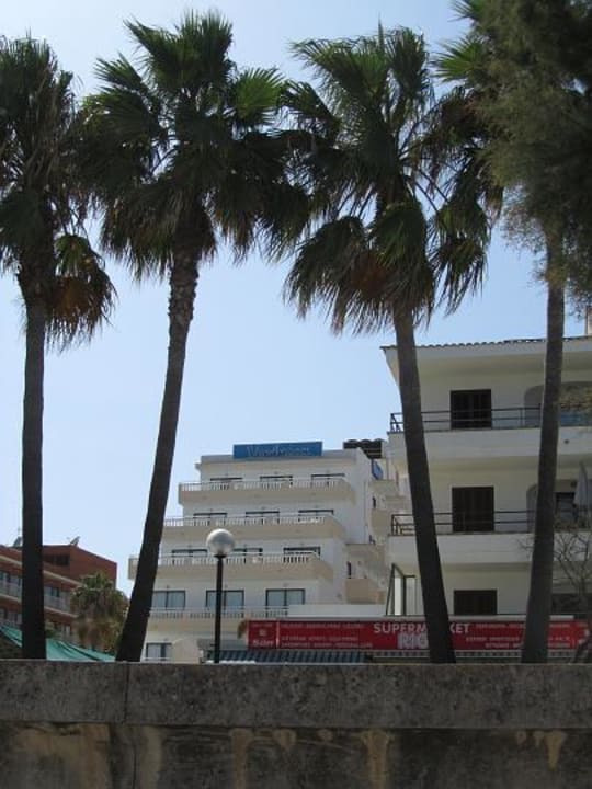 Blick vom Strand auf das Hotel R2 Veronica Beach Hotel