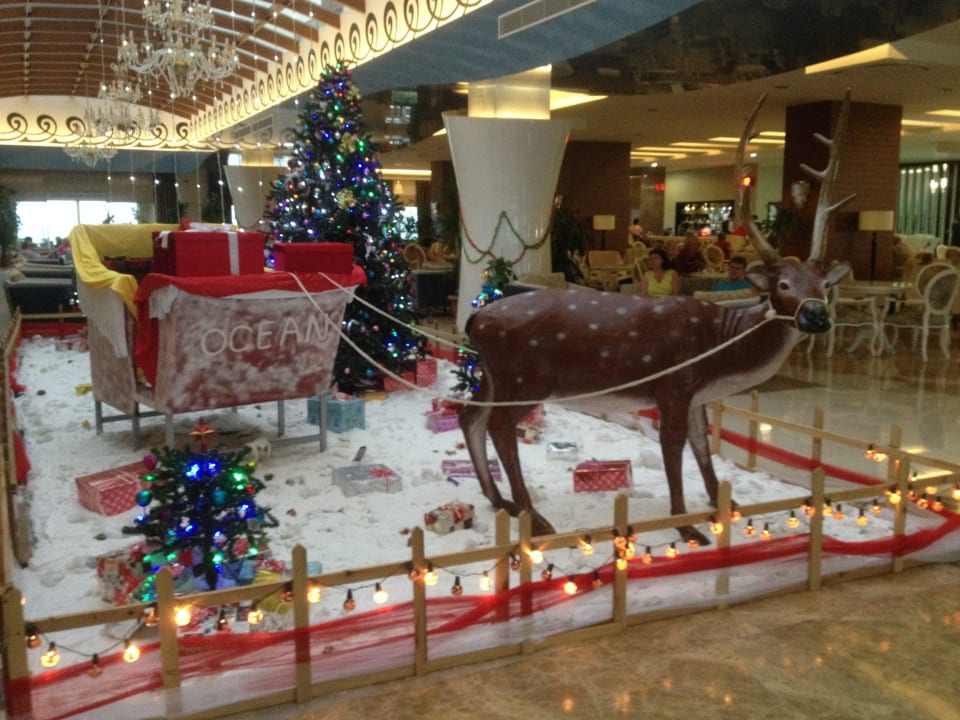 Weihnachtlich geschmückt am Eingang Adalya Ocean Deluxe