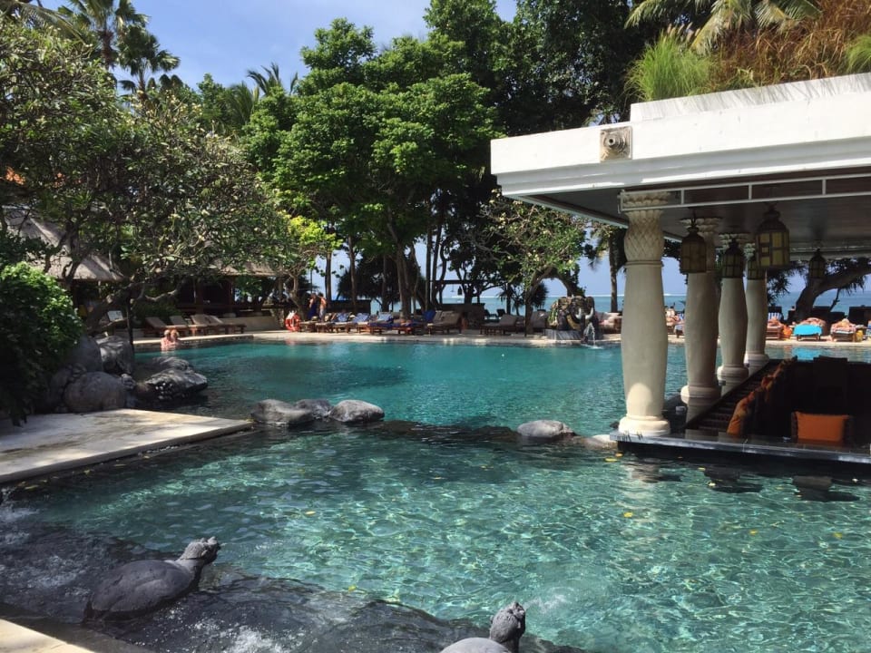 Wunderschöne Poolanlage mit Bar Puri Santrian