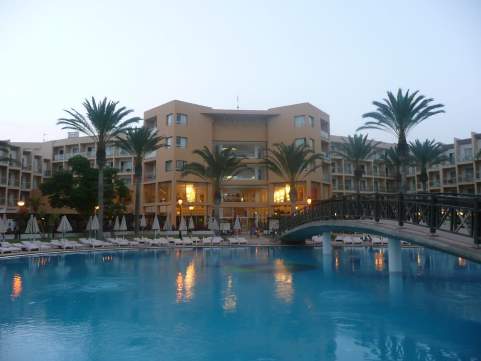 Blick von einem der 3 Pools auf's Hotel SBH Costa Calma Beach Resort