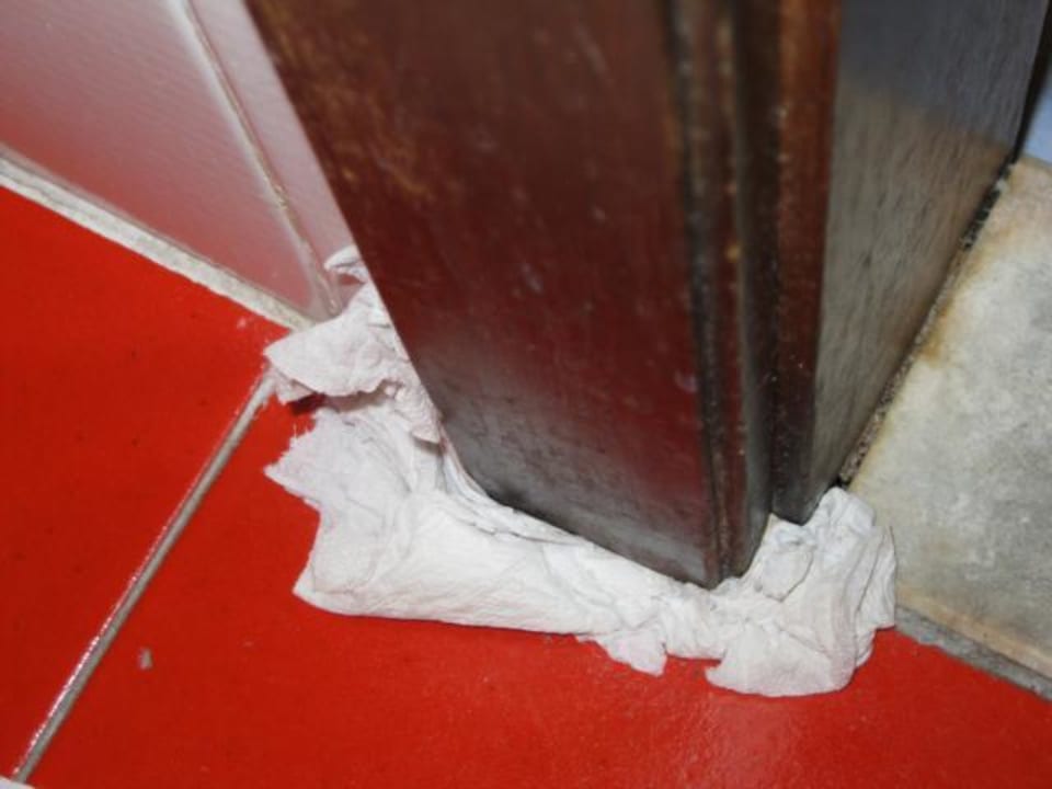 Unten am Türrahmen im Bad, auch hier mit WC-Papier Hotel Marco Polo