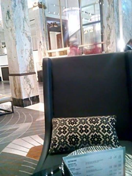 In der Lobby Reichshof Hamburg