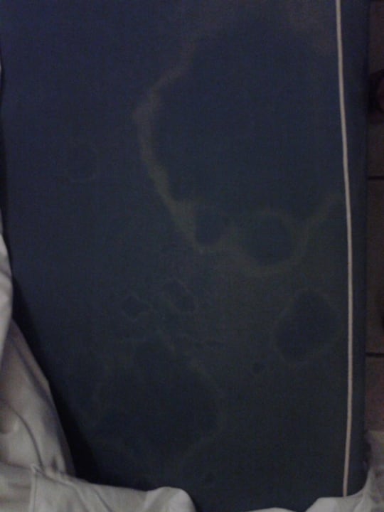 Matratzen voller Flecken und gestank Topaz Hotel