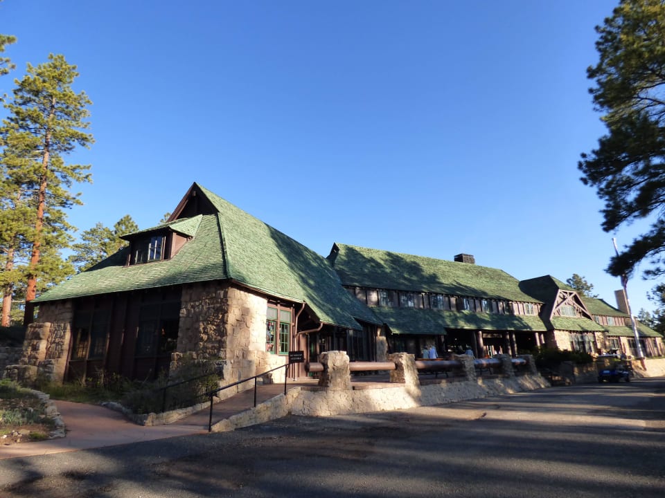 Hauptgebäude mit Lobby und Restaurant Bryce Canyon Lodge