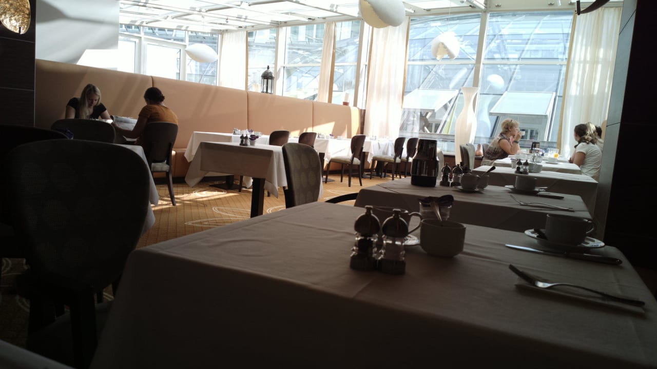 Frühstücksraum neben Büffet Dorint Hotel Esplanade Jena