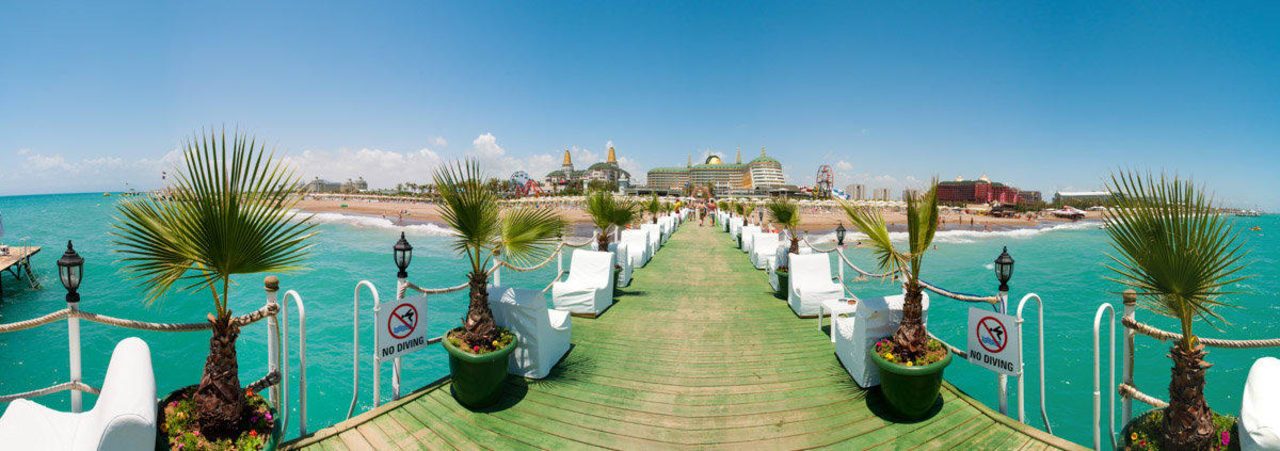 Blick vom Steg auf den Strand Hotel Delphin Imperial