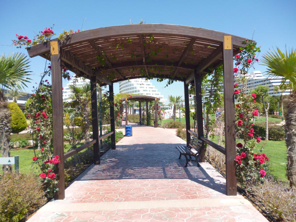 Schöne Gartenanlage Hotel Miracle Resort