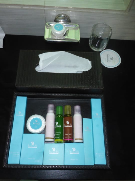 Utensilien im Bad Kuramathi Maldives