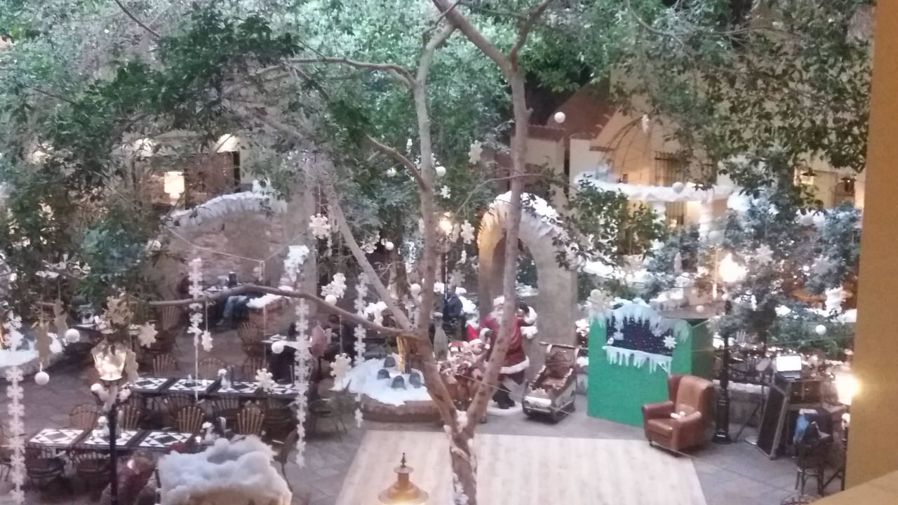 Weihnachtlicht geschmückter Plazabereich  Van der Valk Resort Linstow