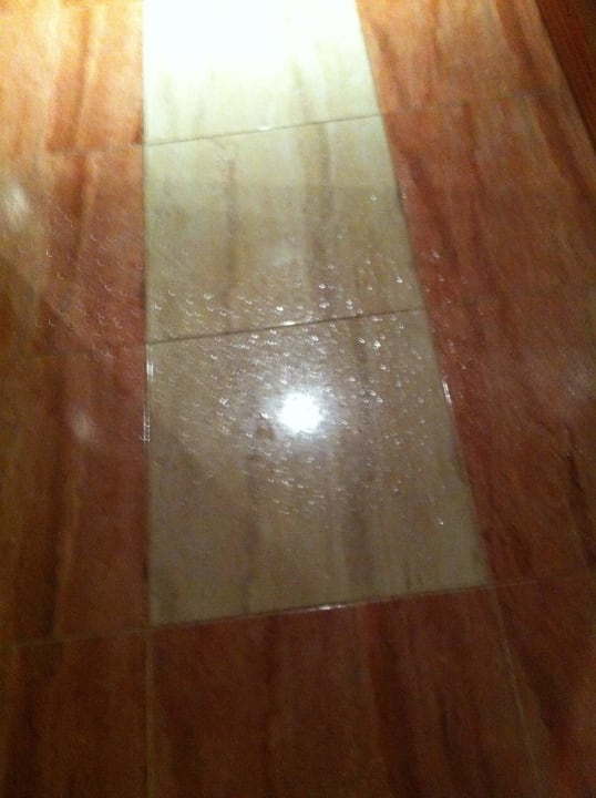 Wasser kommt aus der Decke Malikia Resort Abu Dabbab