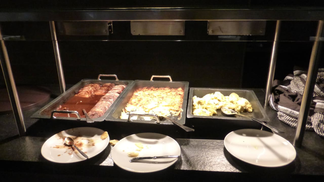Am Abendbuffet AMERON Davos Swiss Mountain Resort