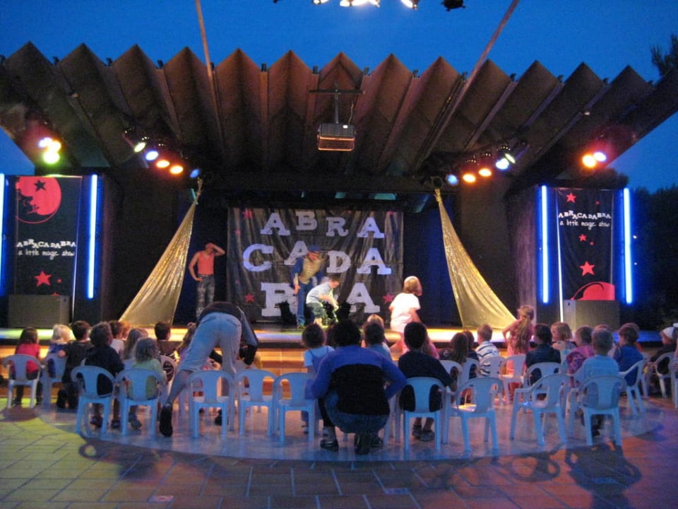 Showbühne mit Kinderstühlchen im Kreis davor Zafiro Mallorca