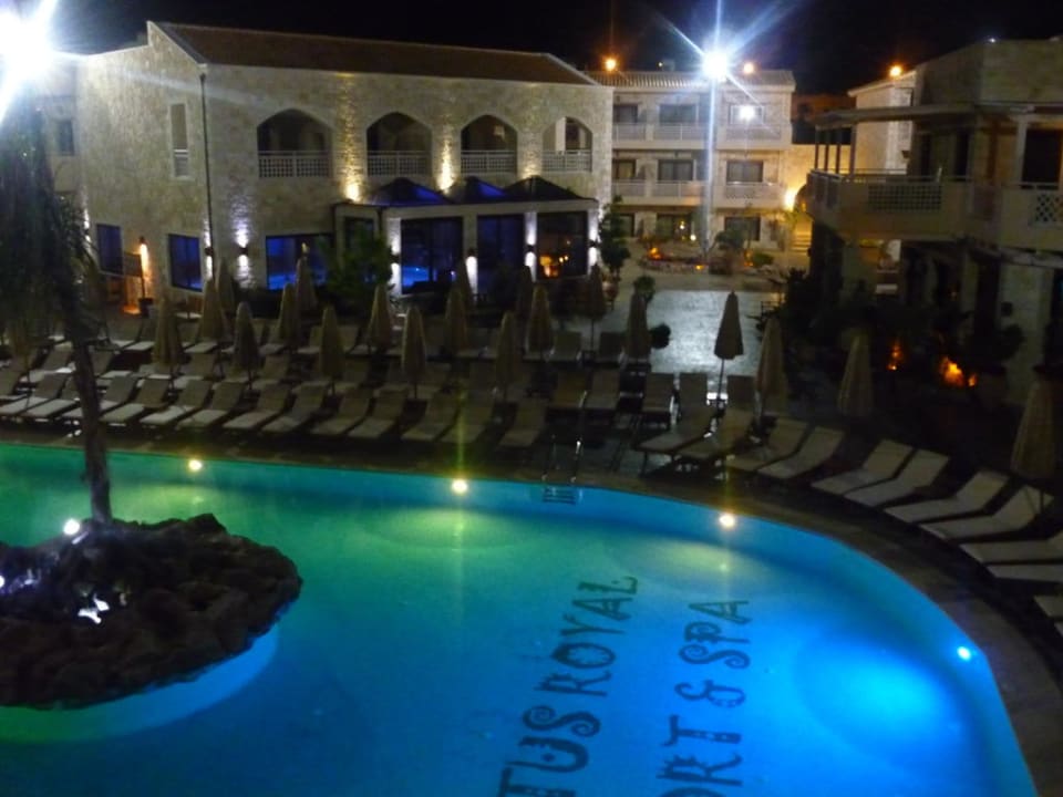 Pool vom Zimmer aus Nachts Cactus Royal