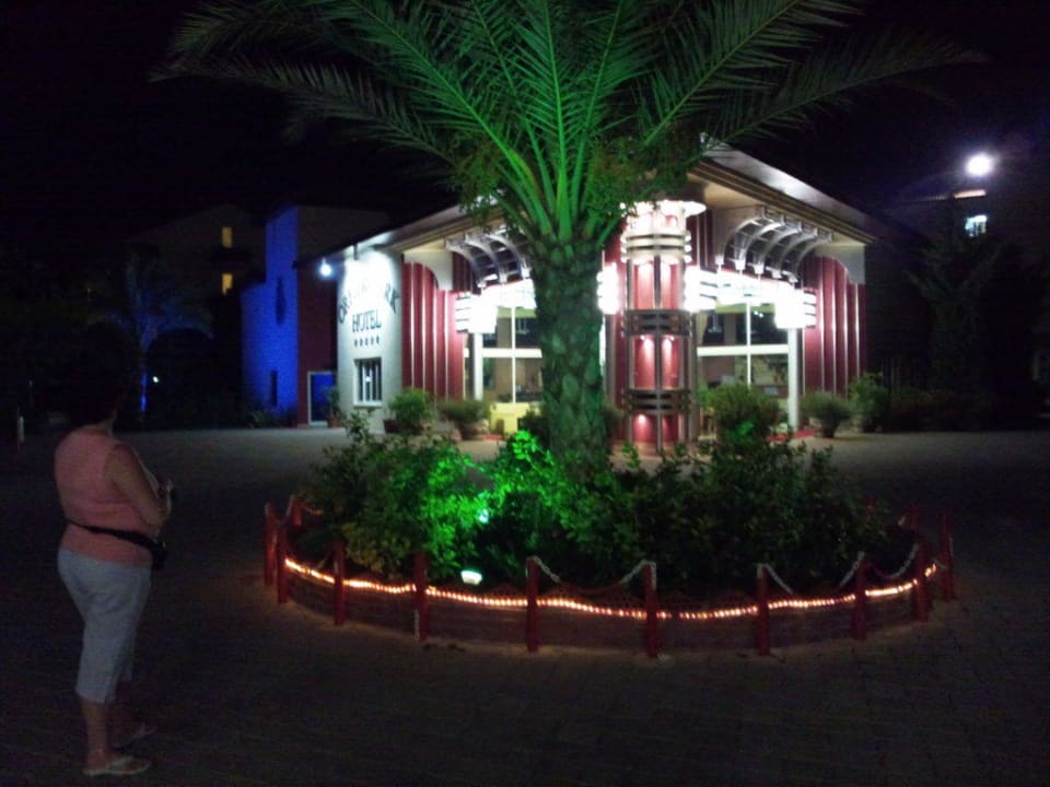 Beleuchteter Eingang Hotel Orfeus Park