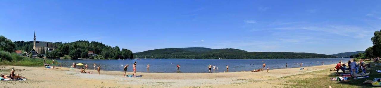 Pláž sto metrů od hotelu Garni & Apartment Hotel Albatros