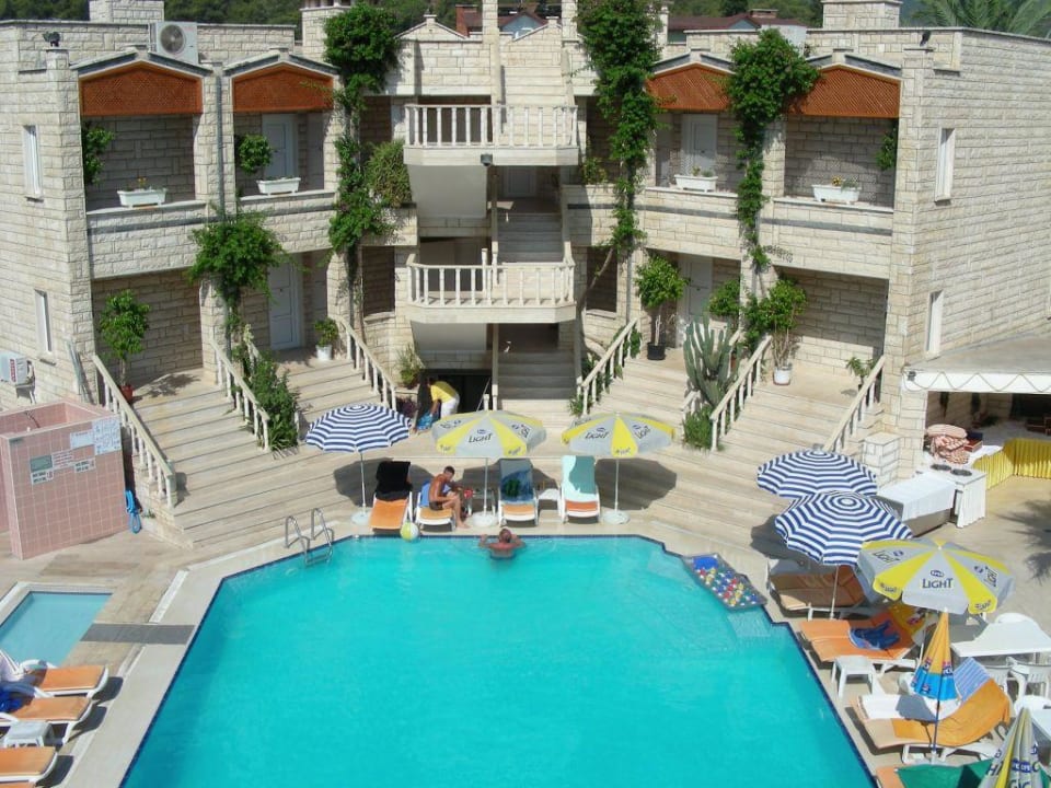 Der Pool und ein Gebäude Havana Hotel