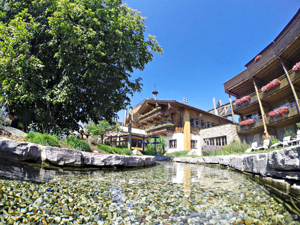 Außenansicht Holzhotel Forsthofalm