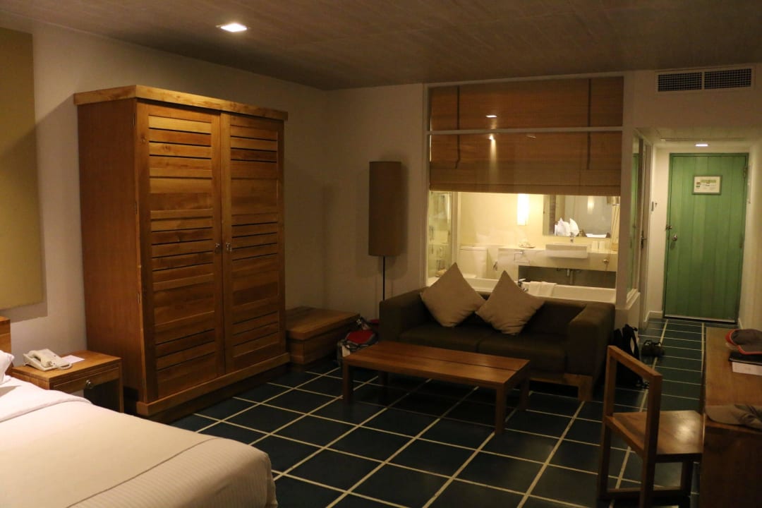 Genug Platz und Fensterfront zum Bad Hotel Jetwing Blue