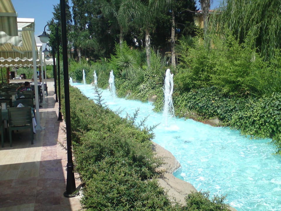 Wasserlauf am Außenrestaurant Club Hotel Phaselis Rose