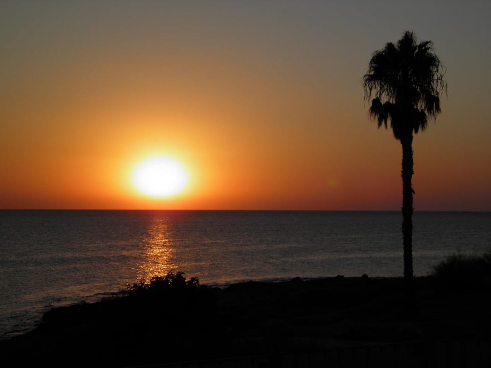 Svítání nad hotelem Crystal Springs Beach Hotel